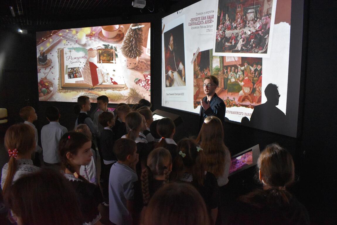 Открылась выставка «Повесть новогодних лет. Записки Деда Мороза»