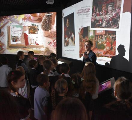 Открылась выставка «Повесть новогодних лет. Записки Деда Мороза»